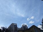 城市高樓與藍天白云