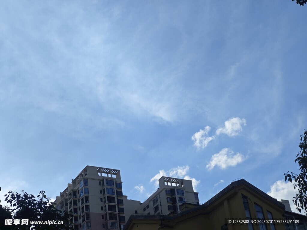 城市高樓與藍天白云