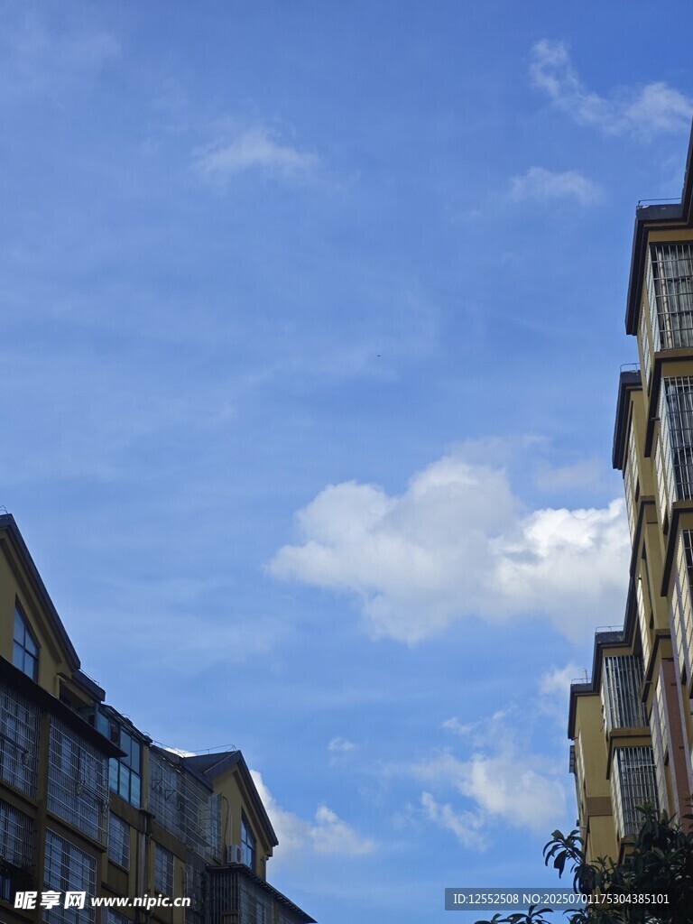 城市建筑與藍天白云