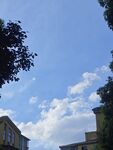 藍天白云下的樓宇景觀