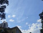 藍天白云下的古老建筑
