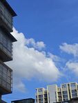 城市上空的藍天白云建筑