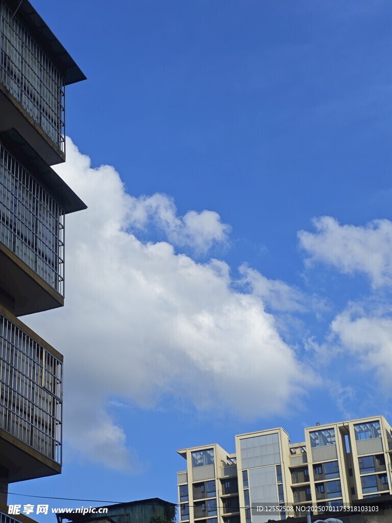 城市上空的藍(lán)天白云建筑