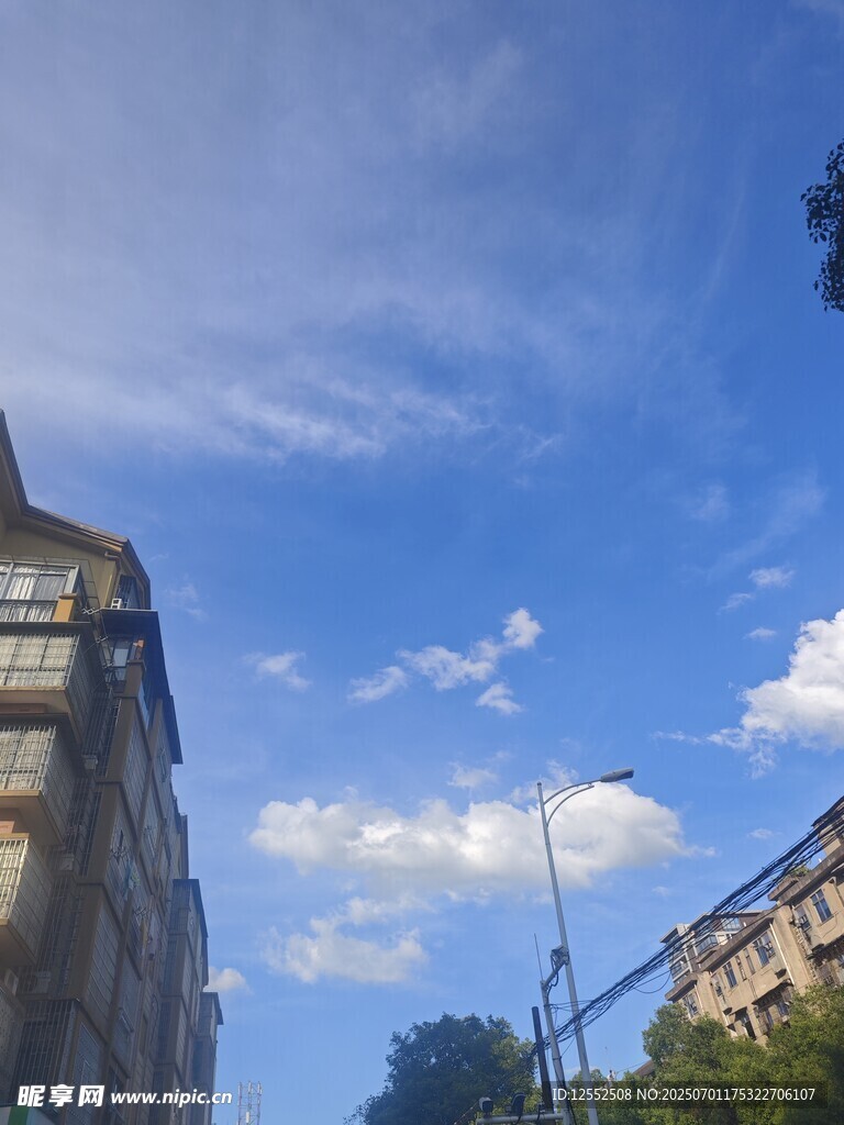 城市藍(lán)天與建筑景觀