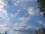 晴朗天空下的城市與云朵