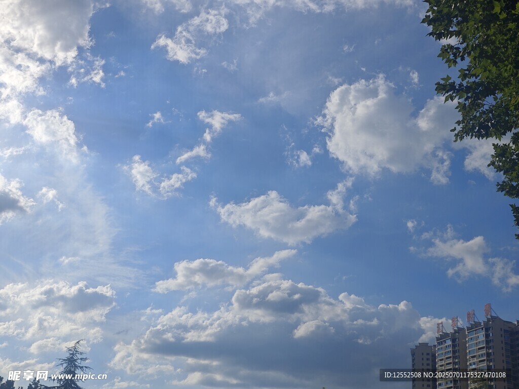 晴朗天空下的城市與云朵