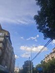 城市街道藍天白云景象