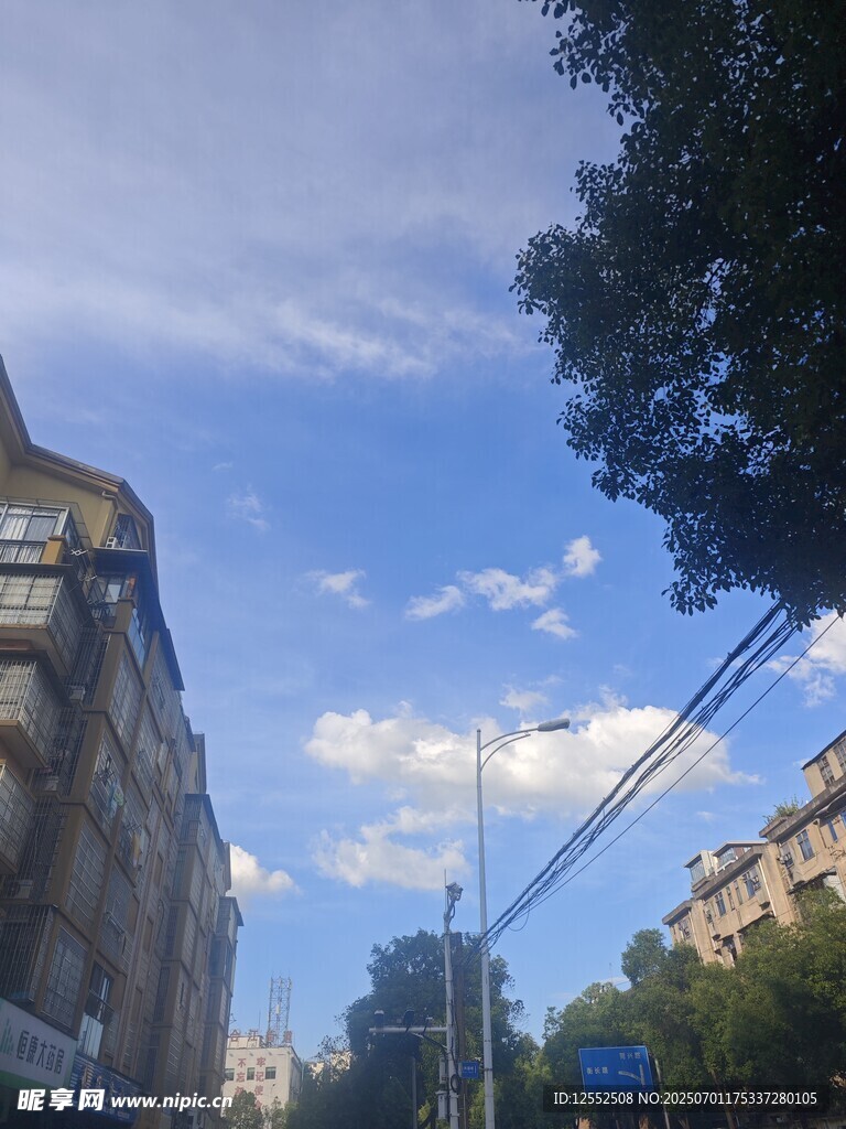 城市街道藍天白云景象