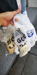 手拿袋裝便利店食品