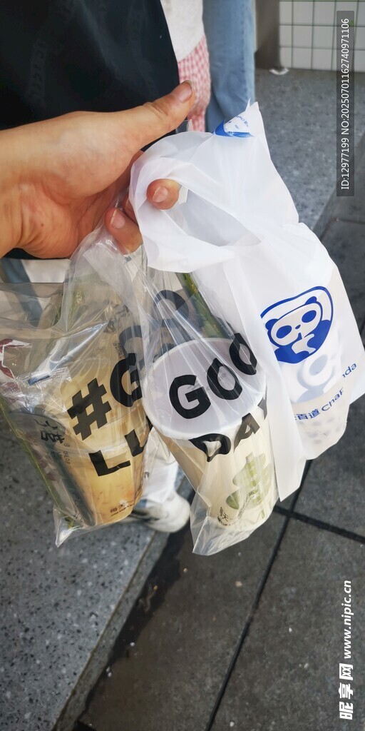 手拿袋裝便利店食品