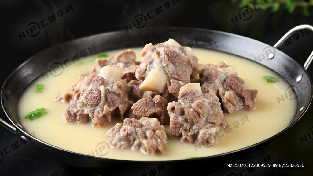 黑色背景 淡黃色牛肉湯里