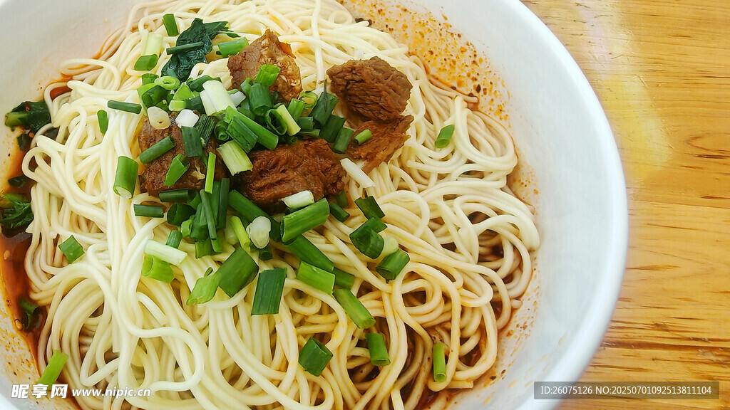 美味蔥花牛肉拌面