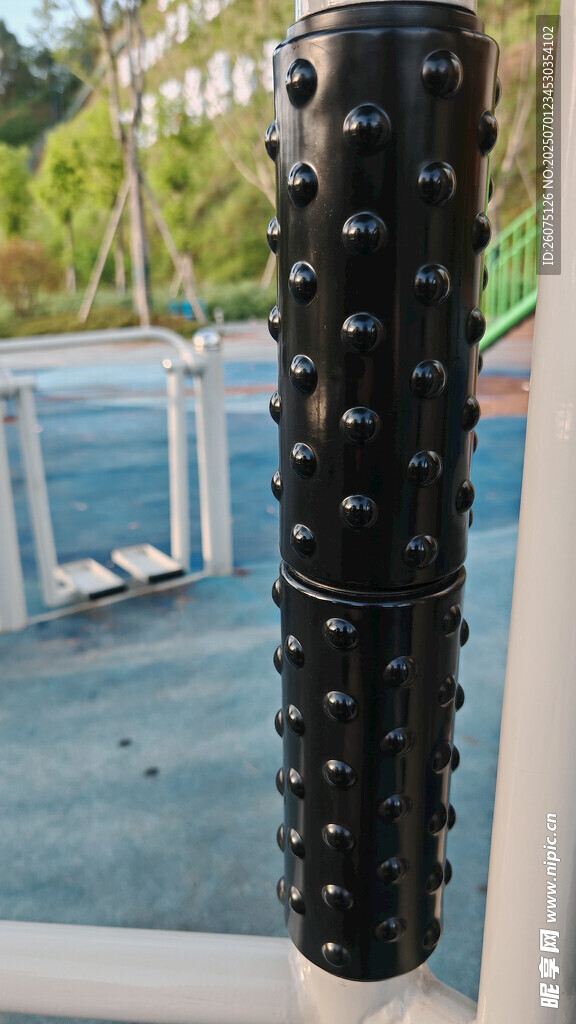 黑色帶釘健身器材