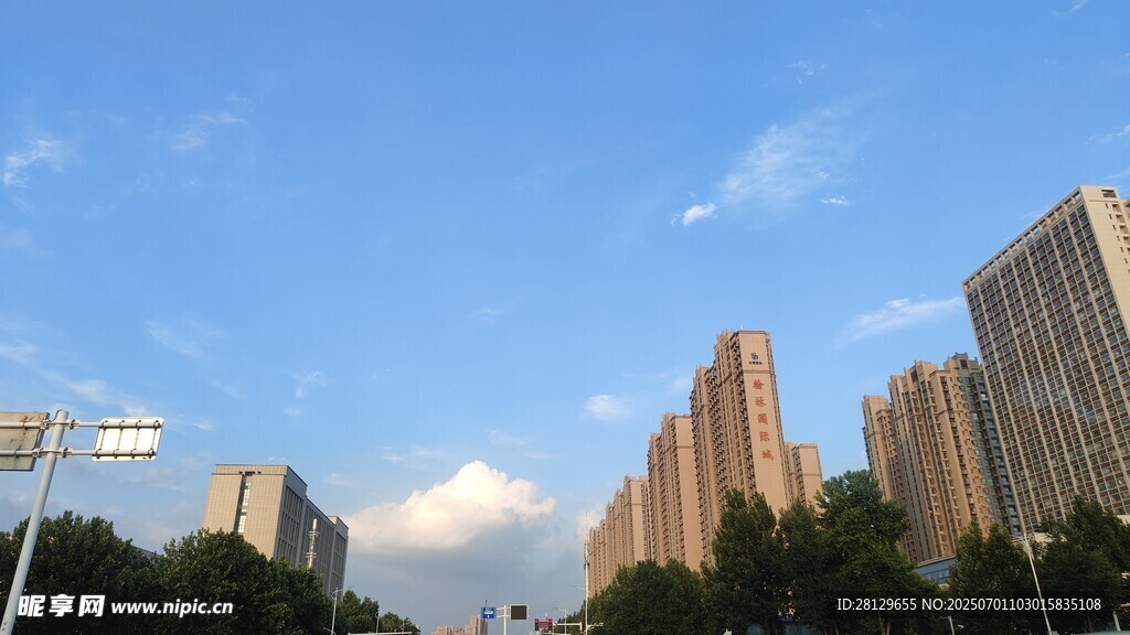 城市高樓與藍(lán)天景觀