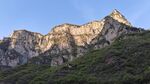 壯麗山峰綠意環(huán)繞