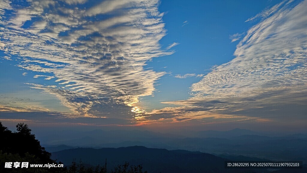 壯麗日出日落晚霞中的天空美景