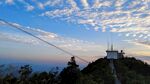 山頂風(fēng)光與架空線纜景觀