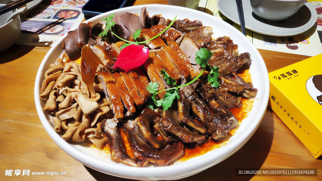 花花姨豐盛美味的特色鹵肉拼盤