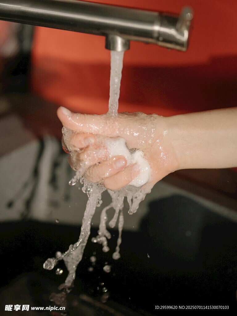 雙手在水龍頭下洗手