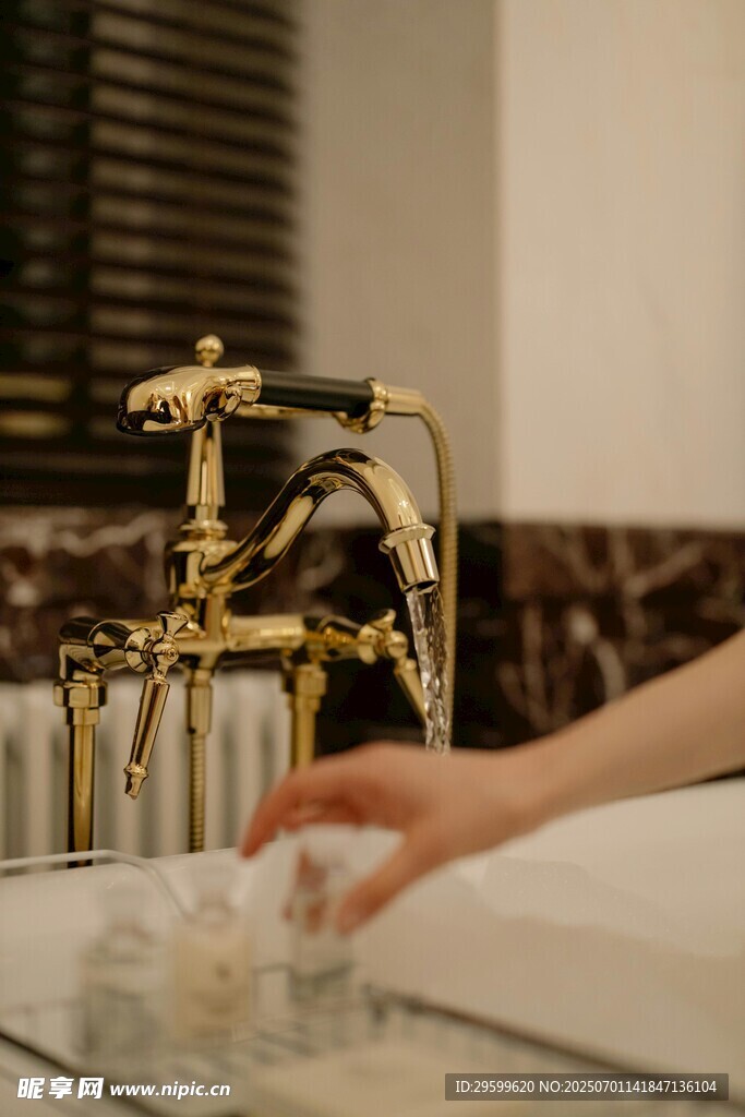 奢華金色水龍頭洗手場景