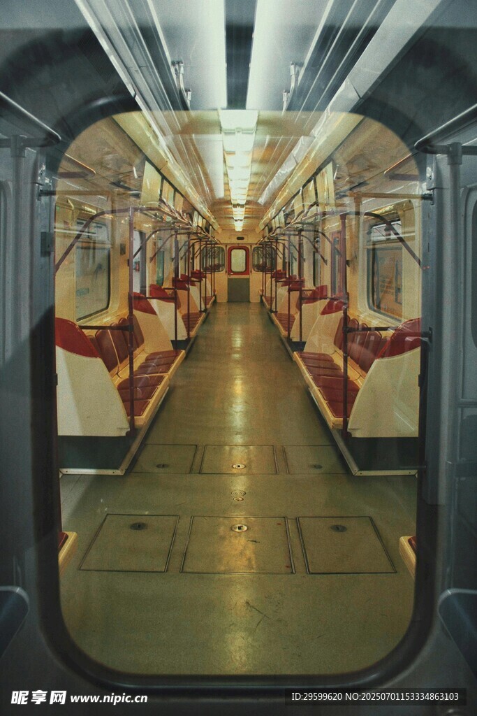 地鐵車廂內(nèi)景 
