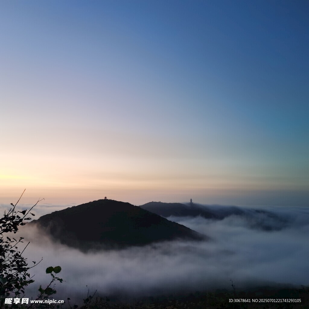 山間云海日出美景