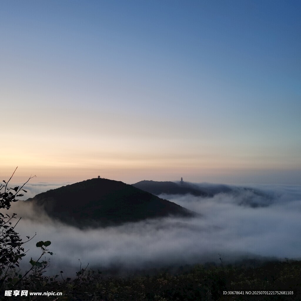 山間云海日出美景