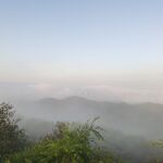 山間晨霧繚繞的清新景致