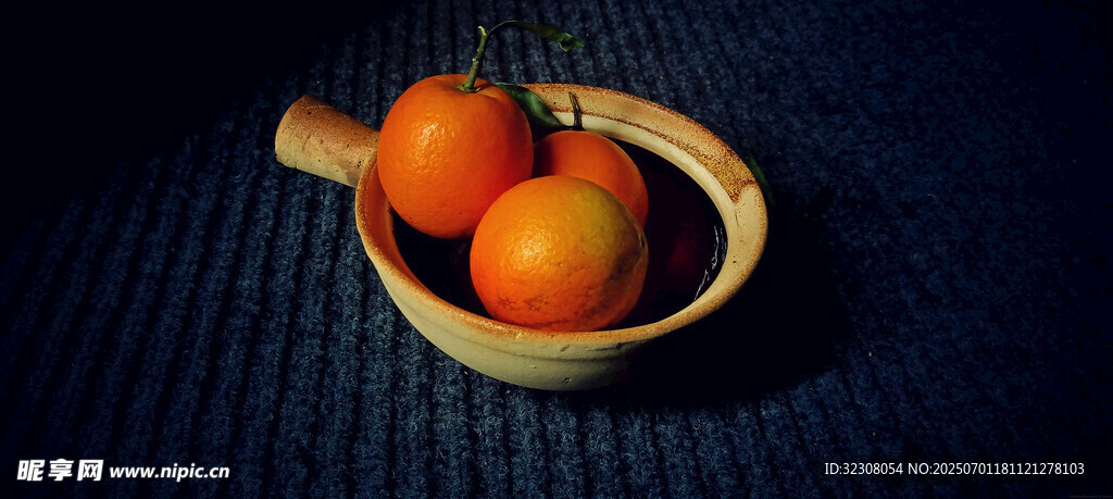 木盤里的三顆鮮橙