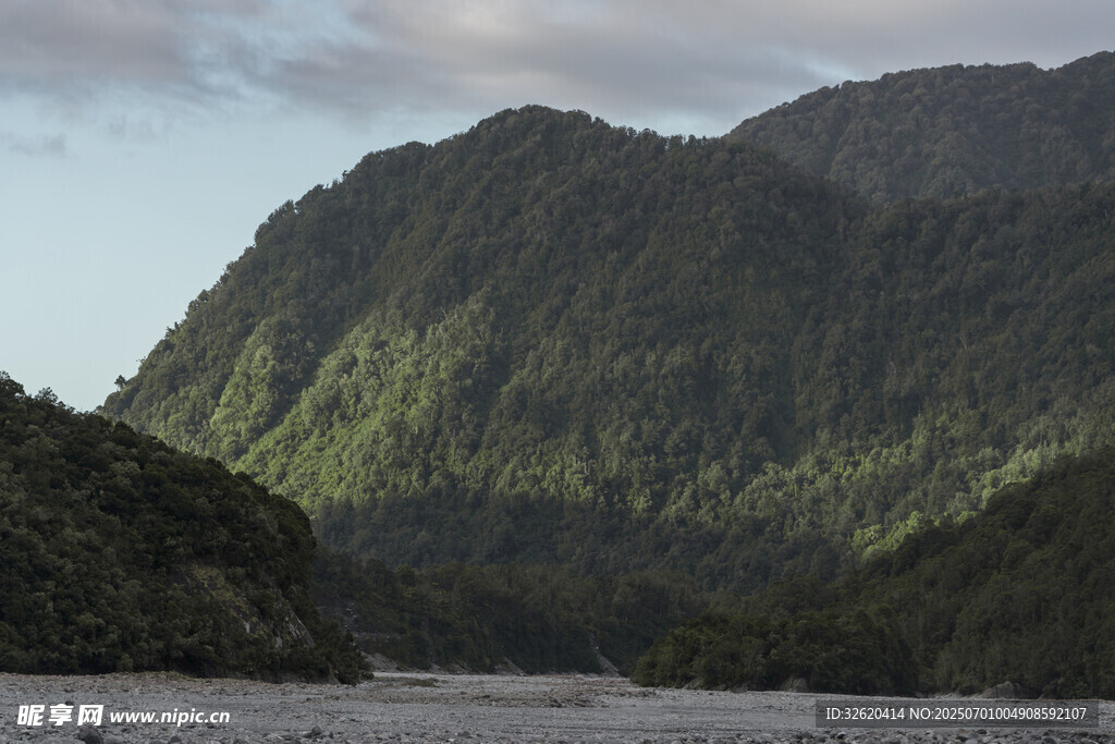 壯麗山巒與蔥郁植被景觀
