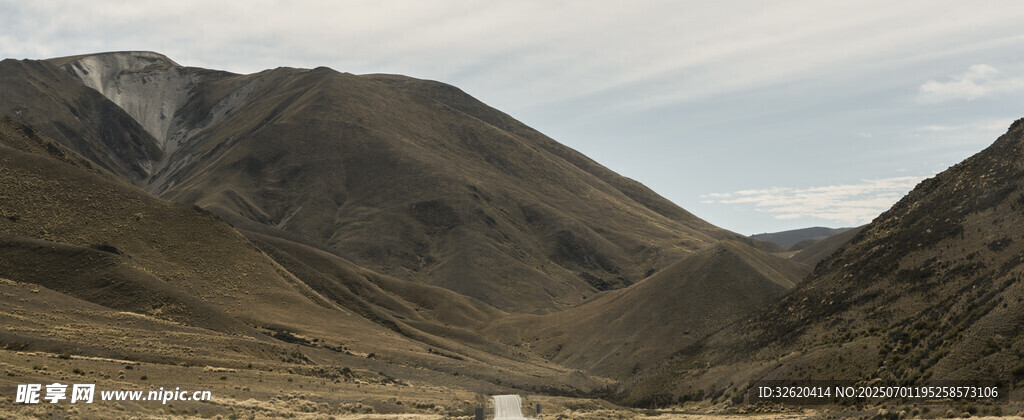 山間蜿蜒公路風景
