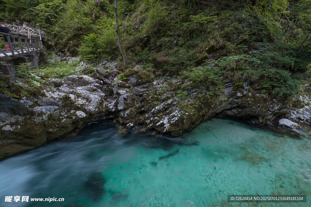 山間碧潭美景