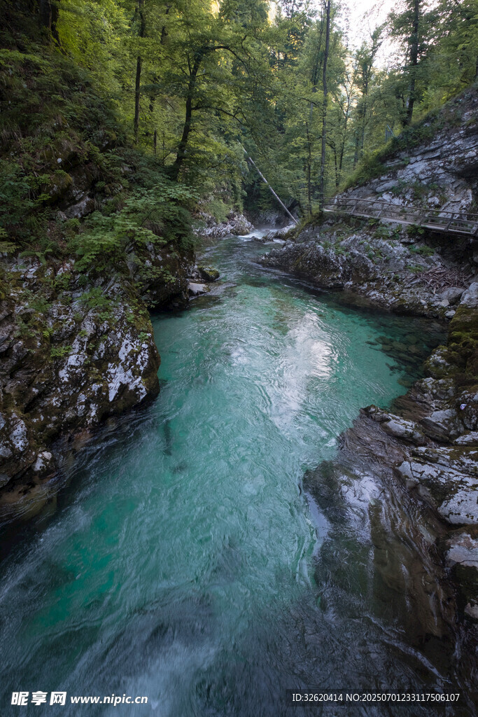 山間碧溪 自然清幽之景