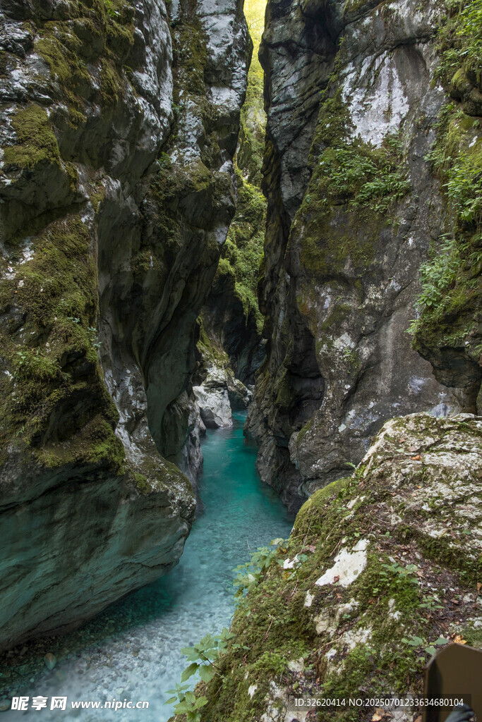 山間幽藍溪流峽谷美景