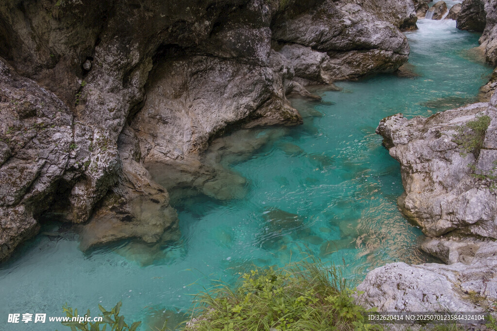 清澈藍(lán)綠色山間溪流美景
