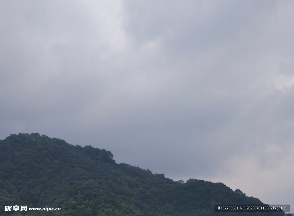 云霧繚繞的青山