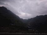 陰云籠罩下的山間景色