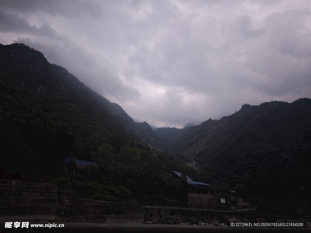 陰云籠罩下的山間景色