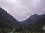 云霧繚繞的山間景色