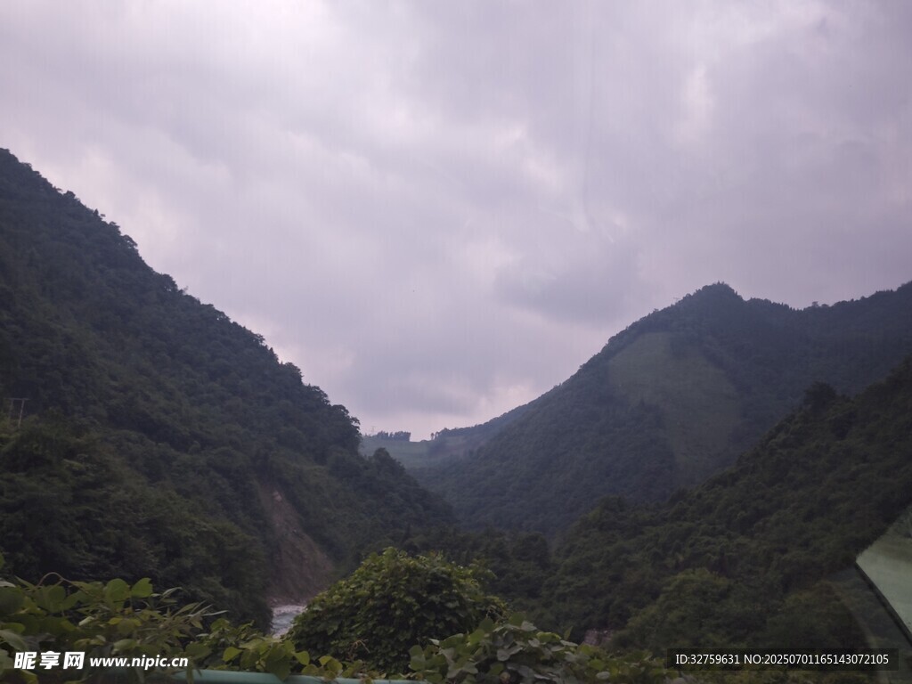 云霧繚繞的山間景色