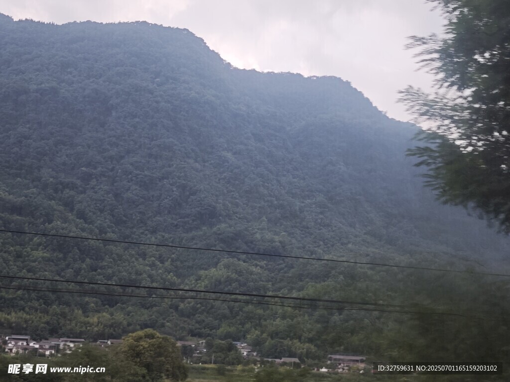 青山蔥郁的山間景致