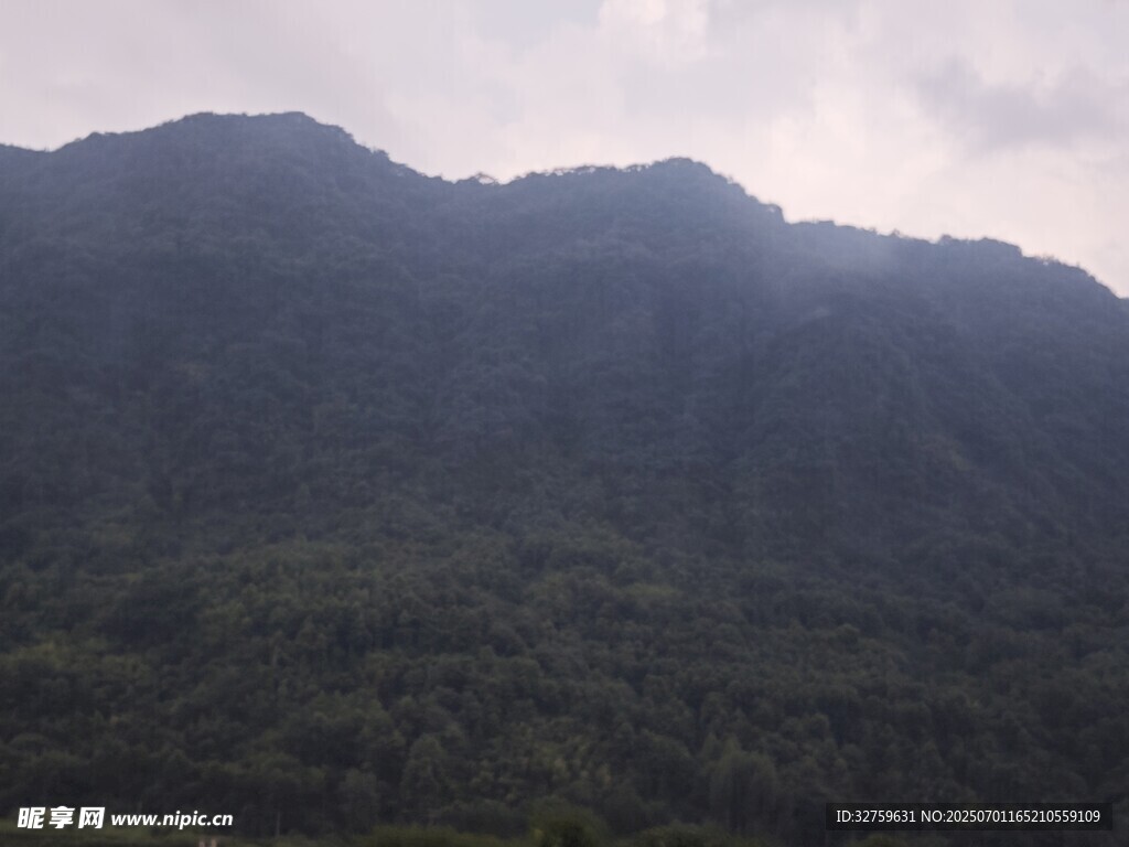 山巒疊翠的自然美景