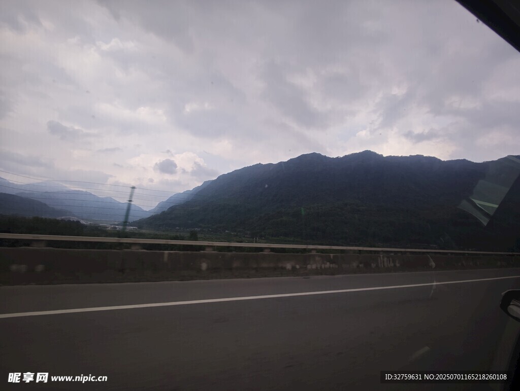 公路旁的遠山與多云天空