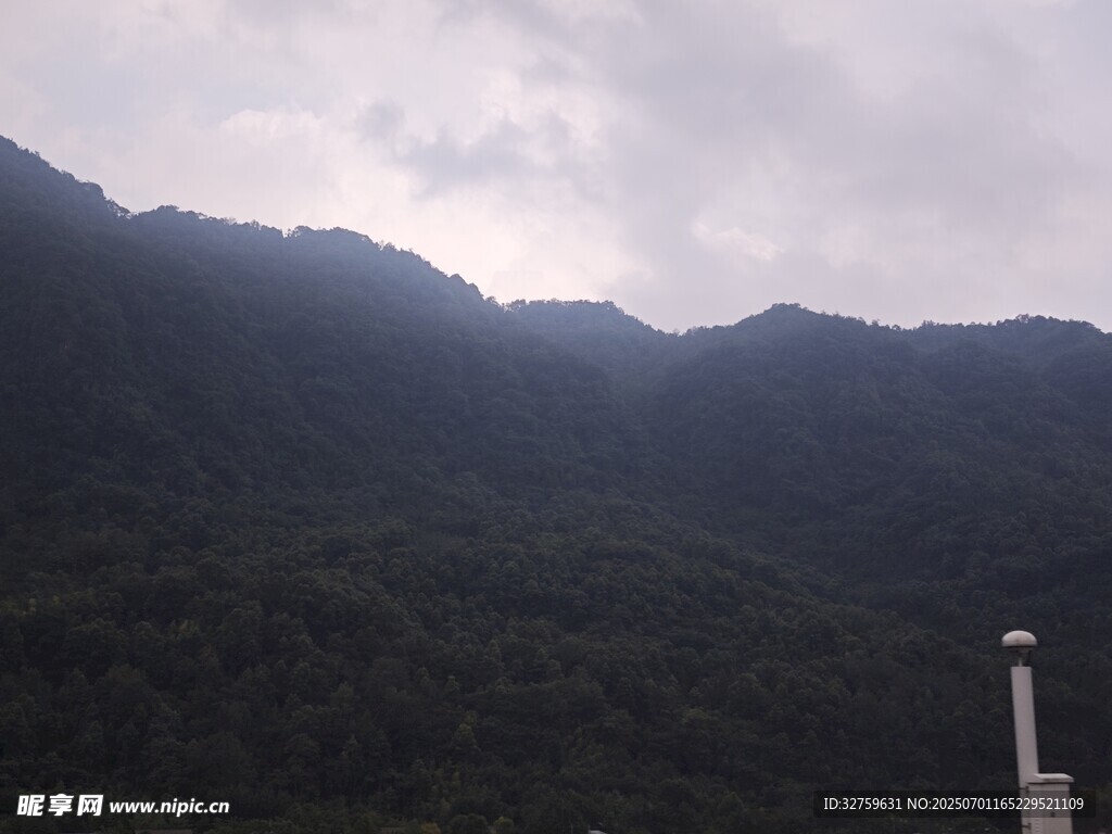 云霧繚繞的山巒景色