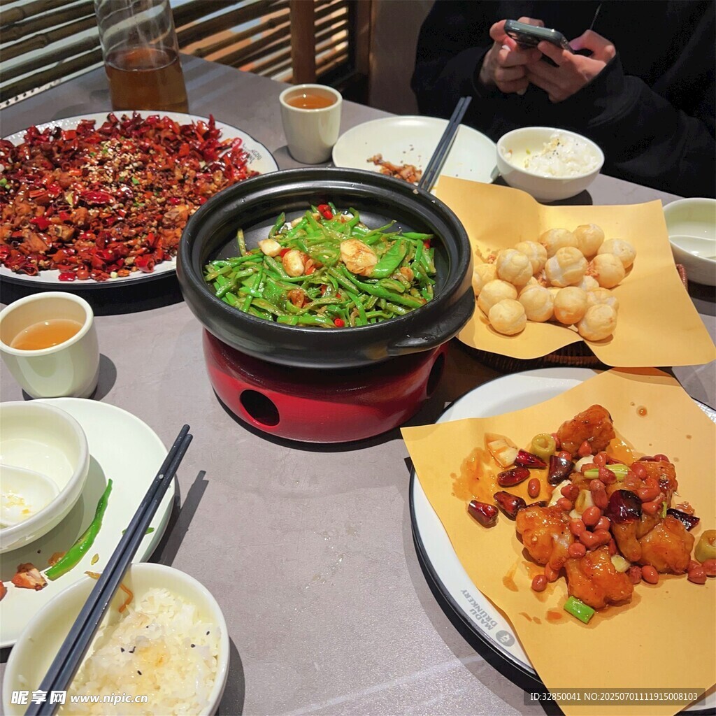 豐盛中式美食聚餐場景
