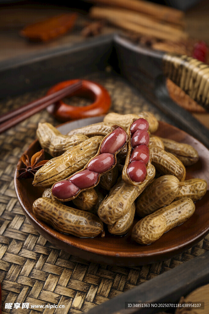 一盤(pán)美味帶殼花生
