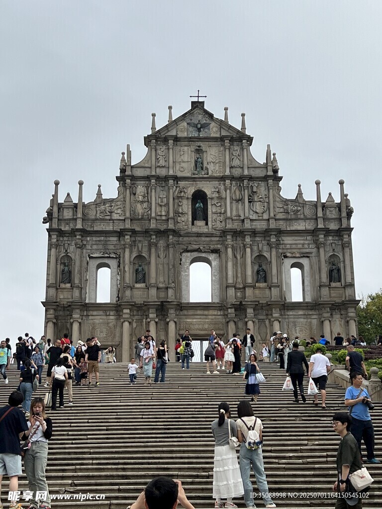 澳門大三巴牌坊前熱鬧景象