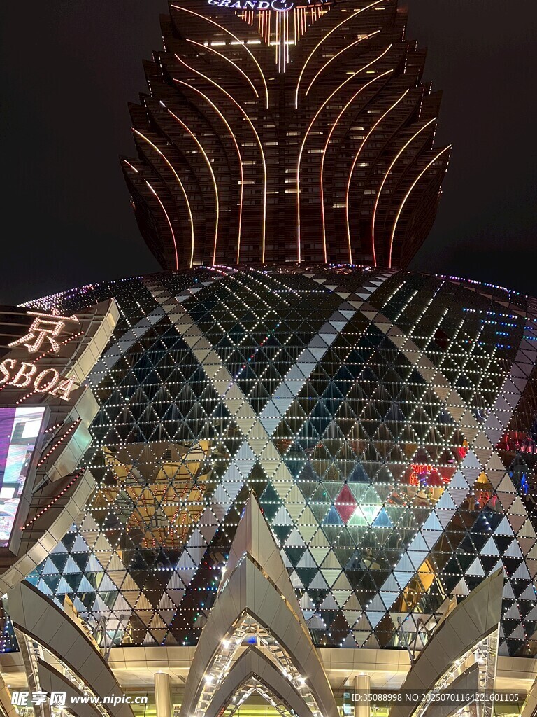 璀璨夜景下的華麗建筑