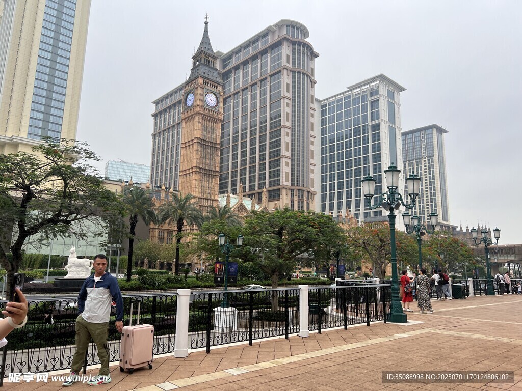 城市街道旁的高樓景觀