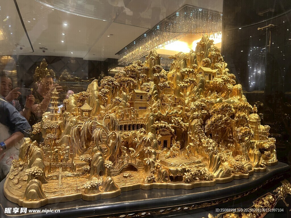 精美金色雕塑工藝品展示